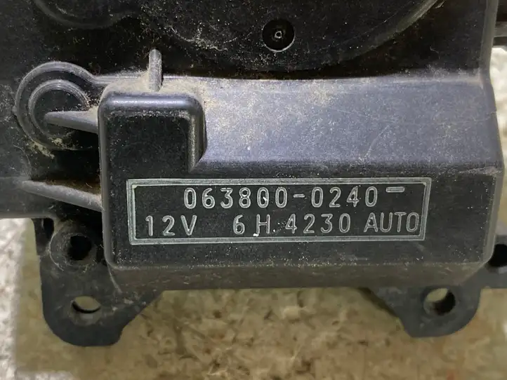 Toyota Prius (XW20) (2003 - 2009) 0638000240 Двигатель задвижки потока воздуха — фото 2