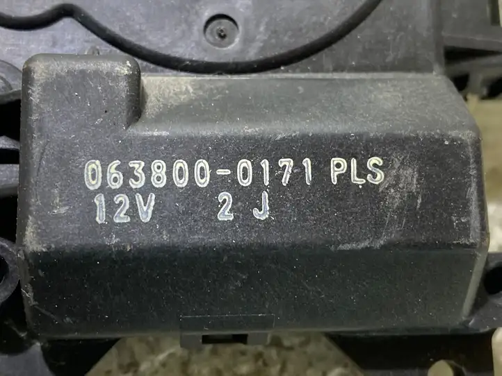 Toyota Yaris (2005 - 2009) 0638000171 Двигатель задвижки потока воздуха — фото 2