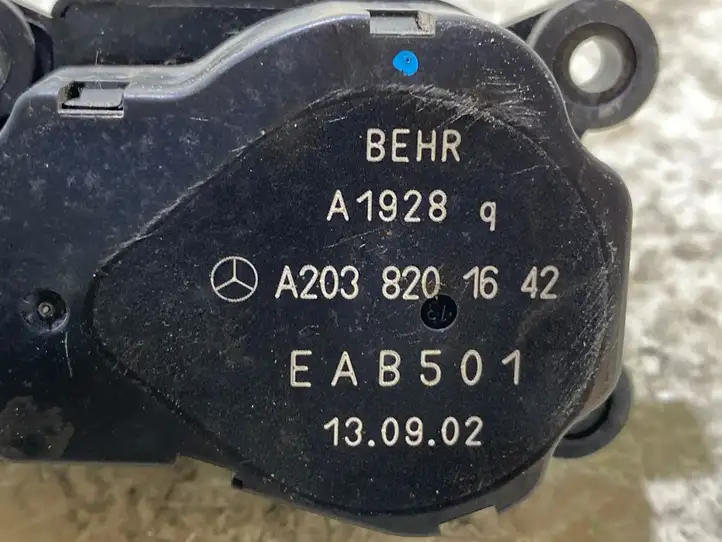 Mercedes-Benz C W203 (2000 - 2007) A2038201642 Двигатель задвижки потока воздуха — фото 2