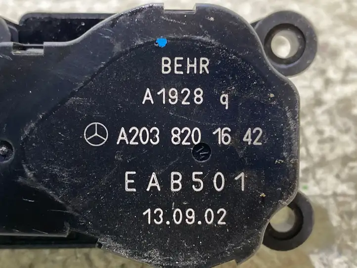 Mercedes-Benz C W203 (2000 - 2007) A2038201642 Двигатель задвижки потока воздуха — фото 2