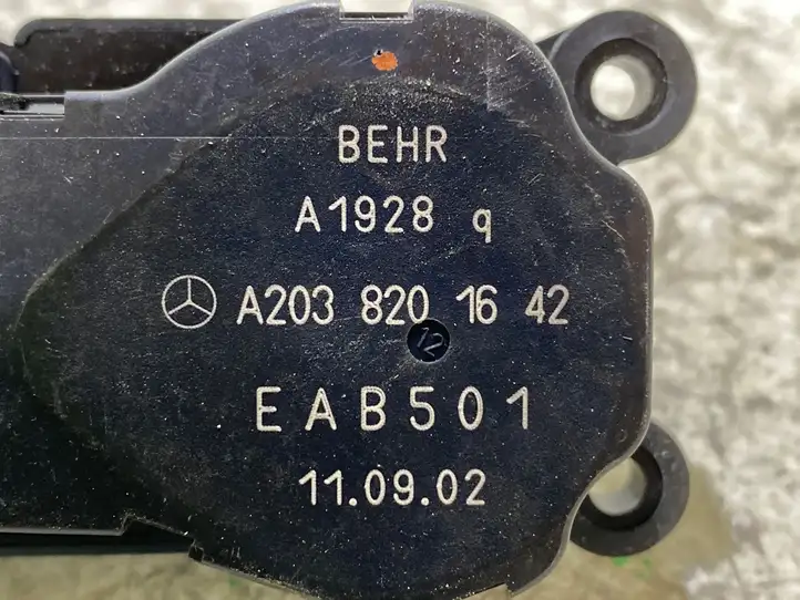 Mercedes-Benz C W203 (2000 - 2007) A2038201642 Двигатель задвижки потока воздуха — фото 2