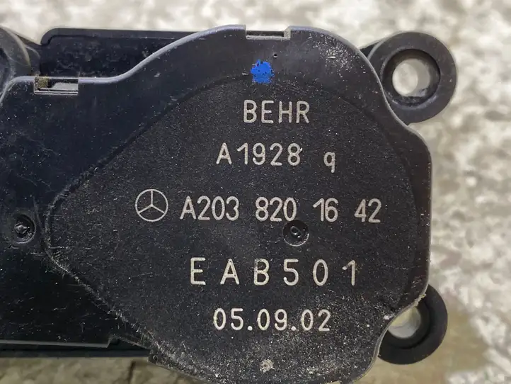 Mercedes-Benz C W203 (2000 - 2007) A2038201642 Двигатель задвижки потока воздуха — фото 2