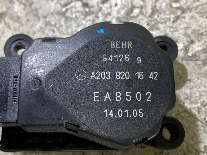 Mercedes-Benz C W203 (2000 - 2007) A2038201642 Двигатель задвижки потока воздуха — фото 2