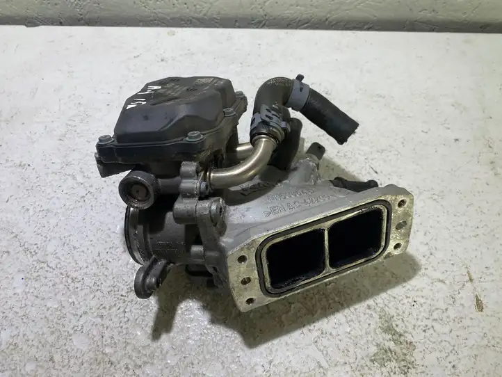 Audi A4 S4 B8 8K (2007 - 2011) 04L128063P Электрозадвижка двигателя — фото 1
