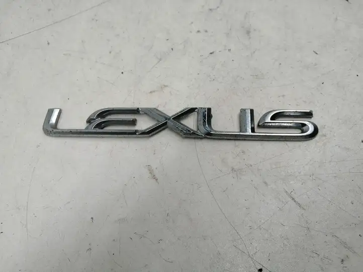 Lexus IS III XE30 (2013 - 2016) Эмблема производителя — фото 1