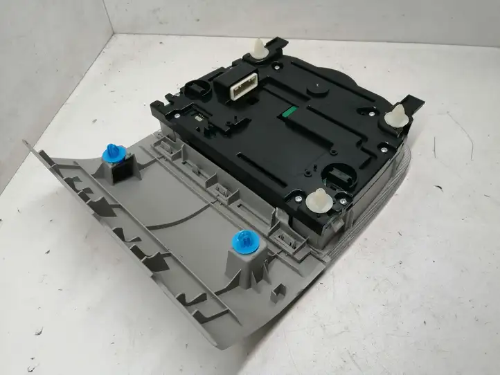 Toyota Prius (XW30) (2009 - 2015) 1D153044G Передняя подсветка — фото 3