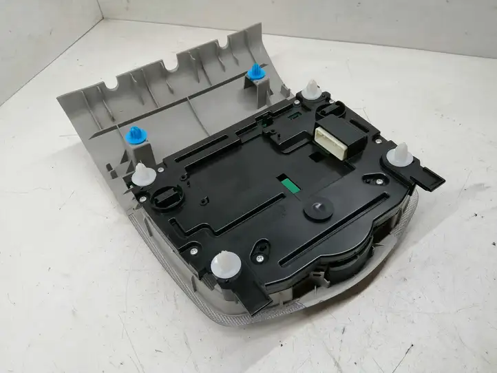 Toyota Prius (XW30) (2009 - 2015) 1D153044G Передняя подсветка — фото 4