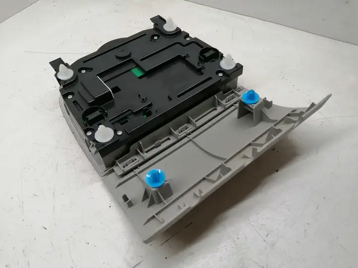 Toyota Prius (XW30) (2009 - 2015) 1D153044G Передняя подсветка — фото 5