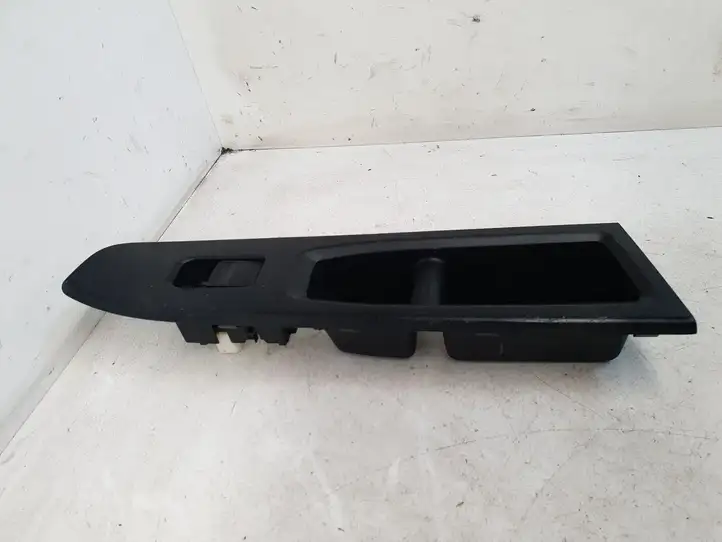 Toyota Yaris (2014 - 2019) 742310D700 Блок кнопок стеклоподъемников — фото 2