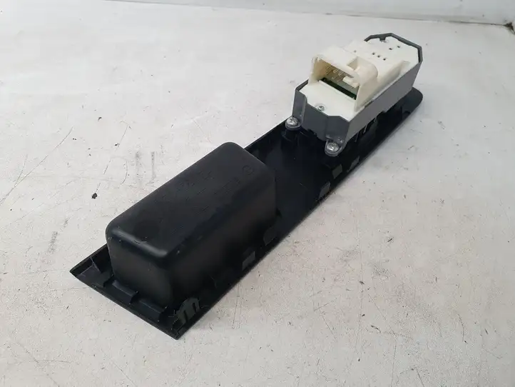 Toyota Yaris (2014 - 2019) 742320D680 Блок кнопок стеклоподъемников — фото 4