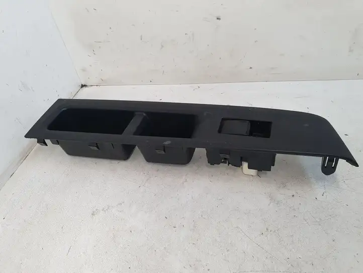 Toyota Yaris (2014 - 2019) 742310D330 Блок кнопок стеклоподъемников — фото 3