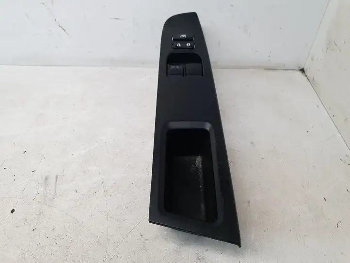 Toyota Yaris (2014 - 2019) 742320D680 Блок кнопок стеклоподъемников — фото 1