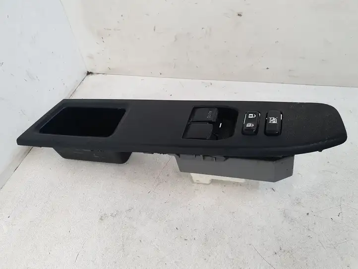 Toyota Yaris (2014 - 2019) 742320D680 Блок кнопок стеклоподъемников — фото 4