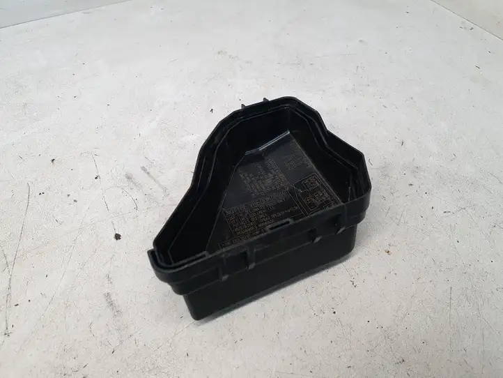 Toyota Yaris (2014 - 2019) 8266252791 Крышка ящика предохранителей — фото 2