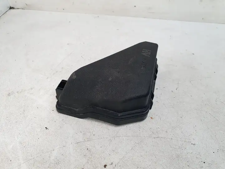 Toyota Yaris (2014 - 2019) 8266252791 Крышка ящика предохранителей — фото 6