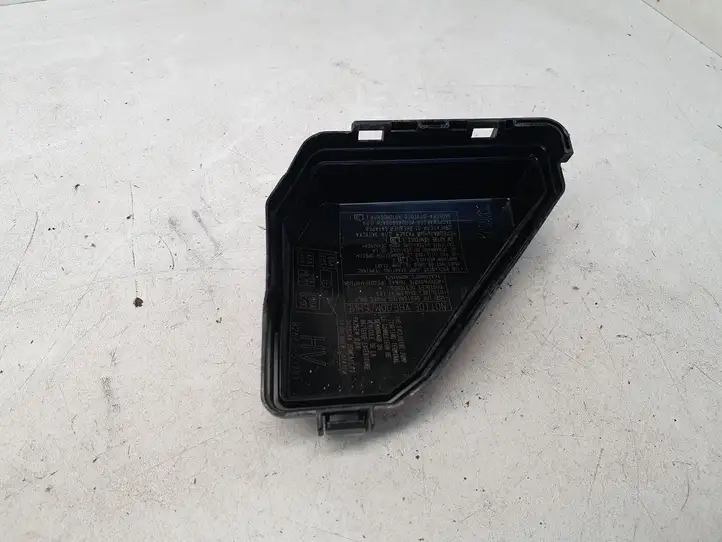 Toyota Yaris (2014 - 2019) 8266252791 Крышка ящика предохранителей — фото 3