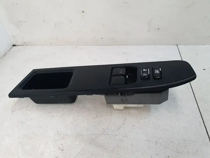 Toyota Yaris (2014 - 2019) 742320D680 Блок кнопок стеклоподъемников — фото 2