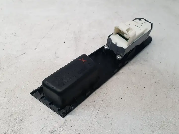 Toyota Yaris (2014 - 2019) 742320D680 Блок кнопок стеклоподъемников — фото 3