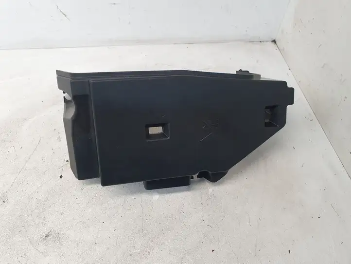 Toyota Prius (XW30) (2009 - 2015) 5842702010 Прочая отделка багажника — фото 3