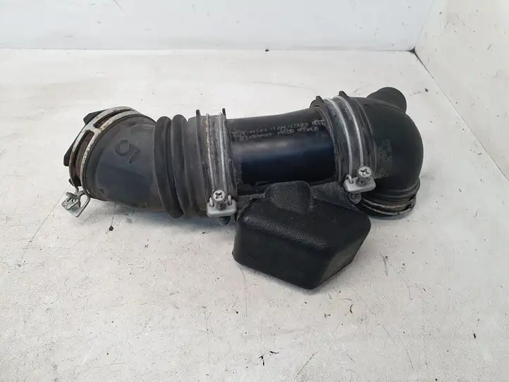 Toyota Prius (XW30) (2009 - 2015) 1788037100 Детали воздухозаборника — фото 1