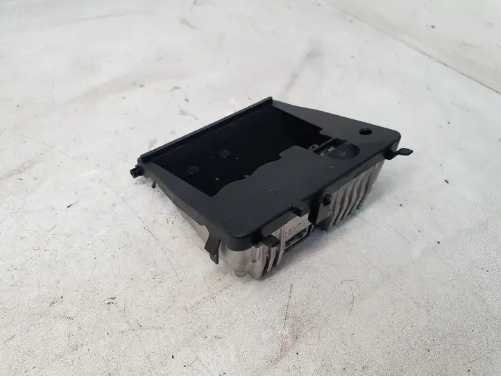 Toyota Auris E180 (2012 - 2018) 8818102030 Камера в лобовом стекле — фото 3