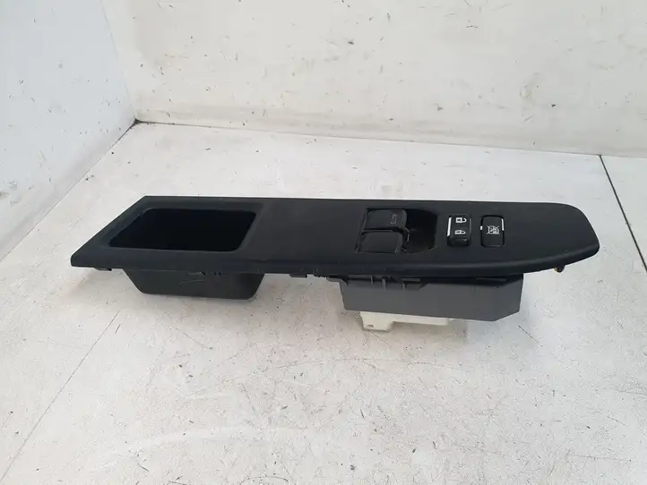 Toyota Yaris (2014 - 2019) 742320D680 Блок кнопок стеклоподъемников — фото 3