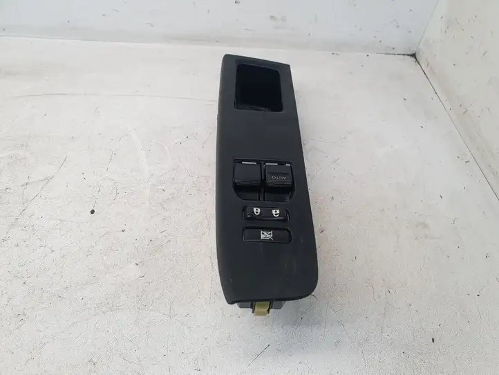 Toyota Yaris (2014 - 2019) 742320D680 Блок кнопок стеклоподъемников — фото 4