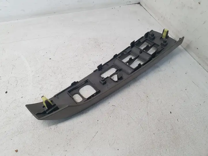 Toyota Prius (XW20) (2003 - 2009) 7423247070 Накладка кнопки стеклоподъемника — фото 4
