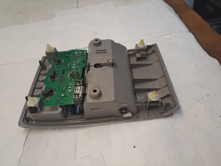 Toyota Prius (XW20) (2003 - 2009) 1D111022G Передняя подсветка — фото 2