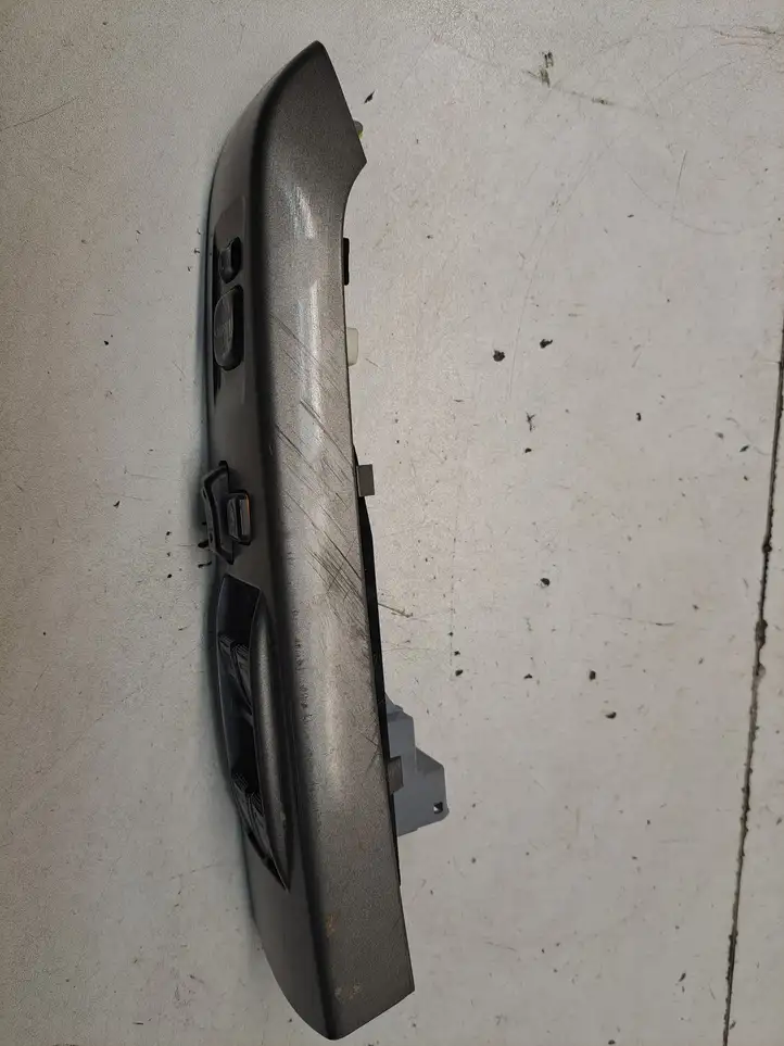 Toyota Prius (XW20) (2003 - 2009) 8482047050 Блок кнопок стеклоподъемников — фото 4