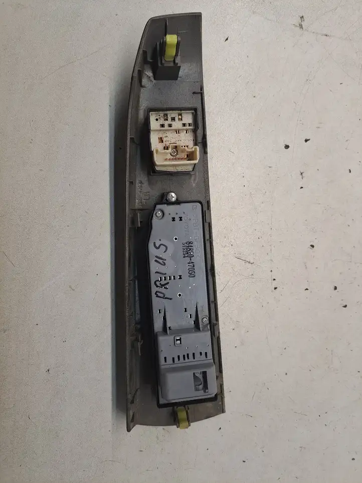Toyota Prius (XW20) (2003 - 2009) 8482047050 Блок кнопок стеклоподъемников — фото 5