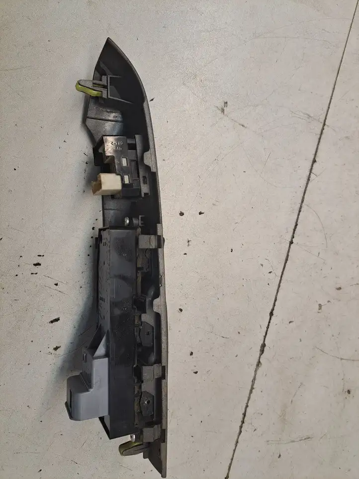 Toyota Prius (XW20) (2003 - 2009) 8482047050 Блок кнопок стеклоподъемников — фото 6