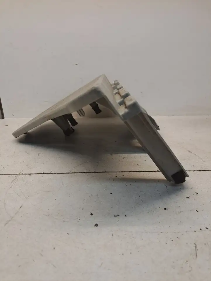 Toyota Prius (XW30) (2009 - 2015) 58490470405849047040584904704050 Прочая отделка багажника — фото 4