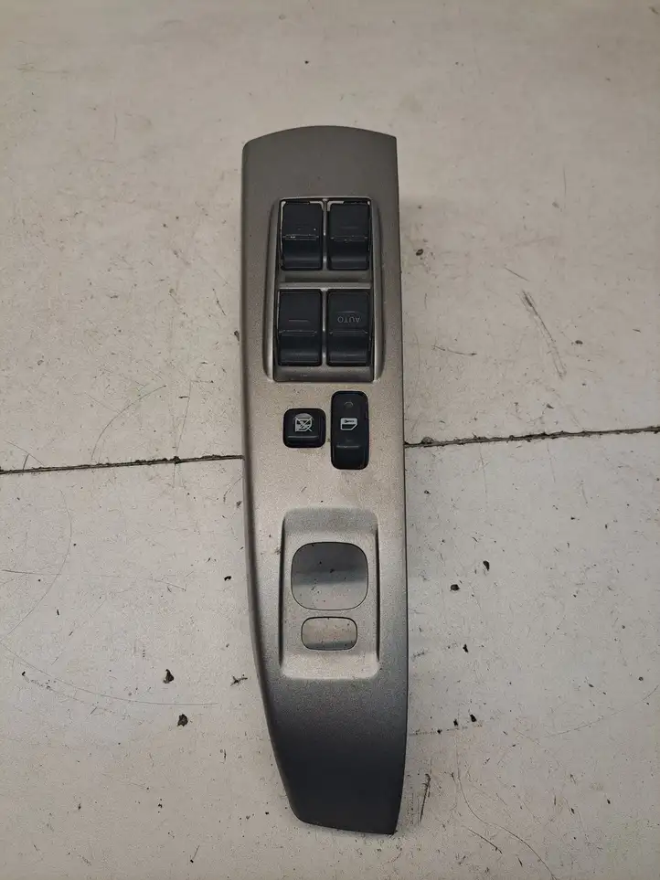 Toyota Prius (XW20) (2003 - 2009) 8482047021 Блок кнопок стеклоподъемников — фото 1