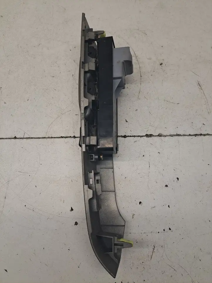 Toyota Prius (XW20) (2003 - 2009) 8482047021 Блок кнопок стеклоподъемников — фото 4