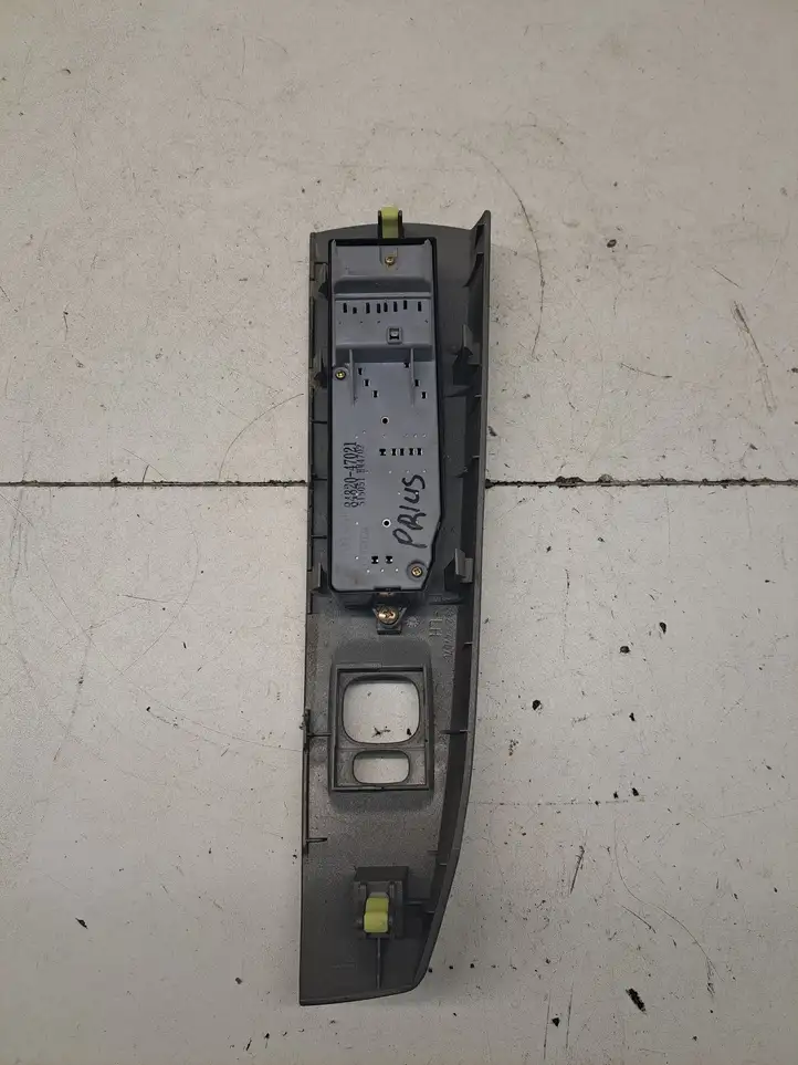 Toyota Prius (XW20) (2003 - 2009) 8482047021 Блок кнопок стеклоподъемников — фото 5