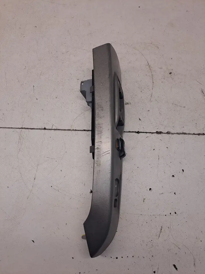 Toyota Prius (XW20) (2003 - 2009) 8482047021 Блок кнопок стеклоподъемников — фото 6