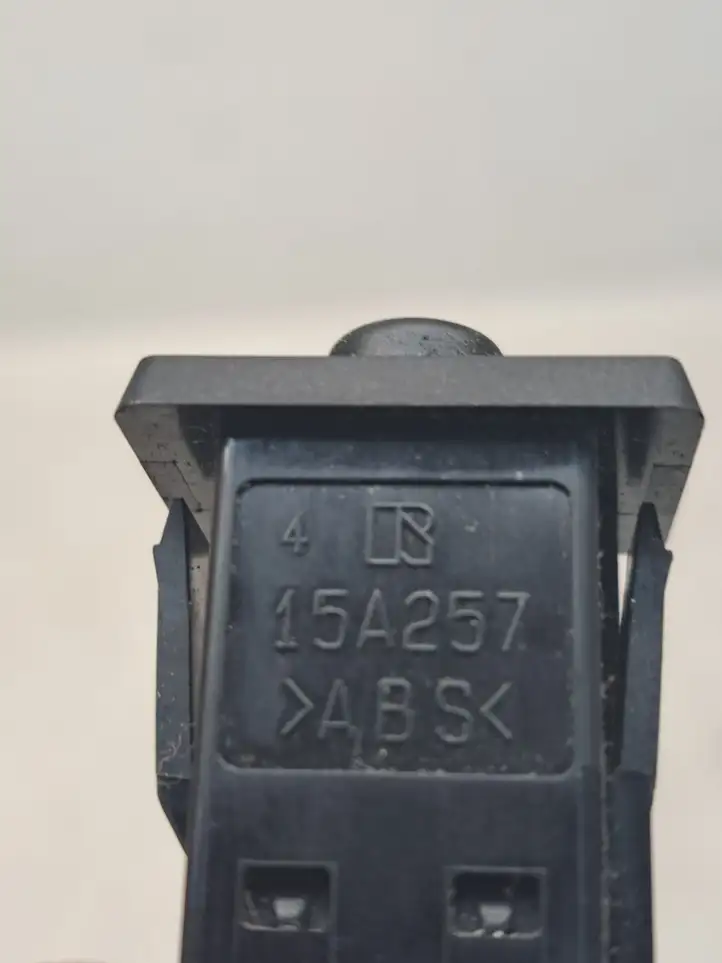Toyota Prius (NHW20) (2003 - 2009) 15A257 Кнопка фаркопа в багажнике — фото 5
