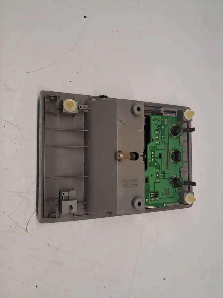 Toyota Prius (XW20) (2003 - 2009) 1D111022G Передняя подсветка — фото 4