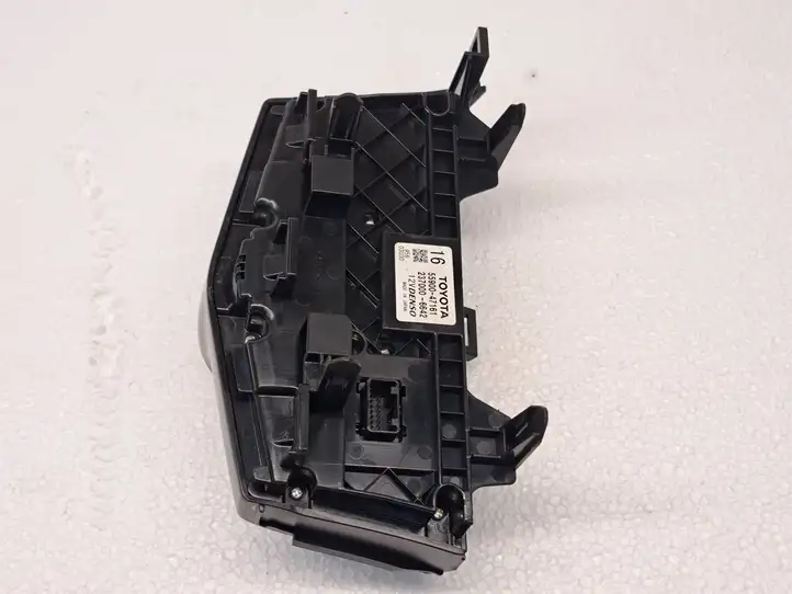 Toyota Prius+ (ZVW40) (2011 - 2018) 55900471612370006642 Блок управления климат-контролем — фото 2