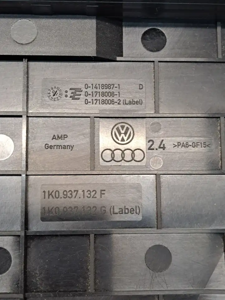 Volkswagen Golf V (2003 - 2009) 1K0937132F Крышка ящика предохранителей — фото 2