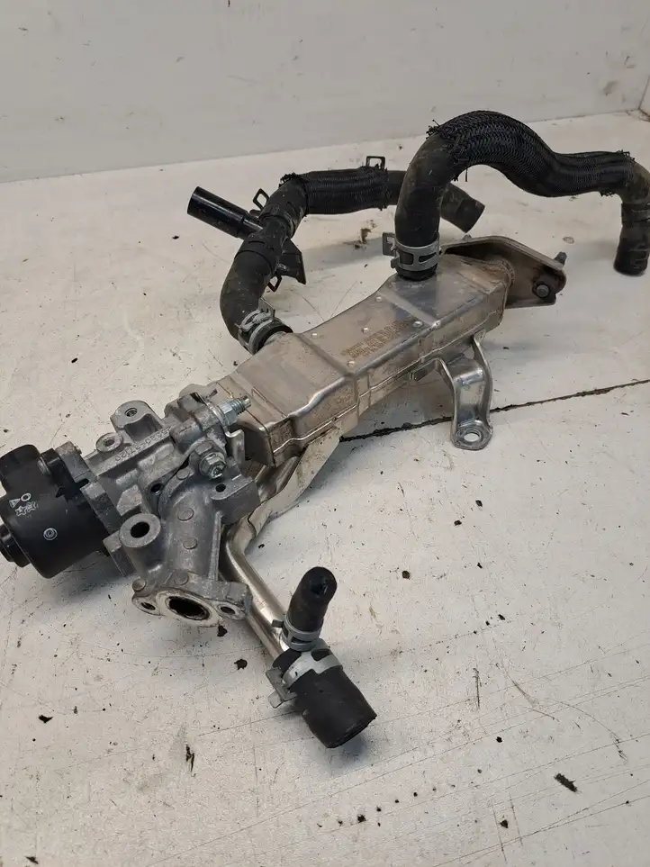 Toyota Prius (XW30) (2009 - 2015) 2562037120 Охладитель клапана EGR — фото 1