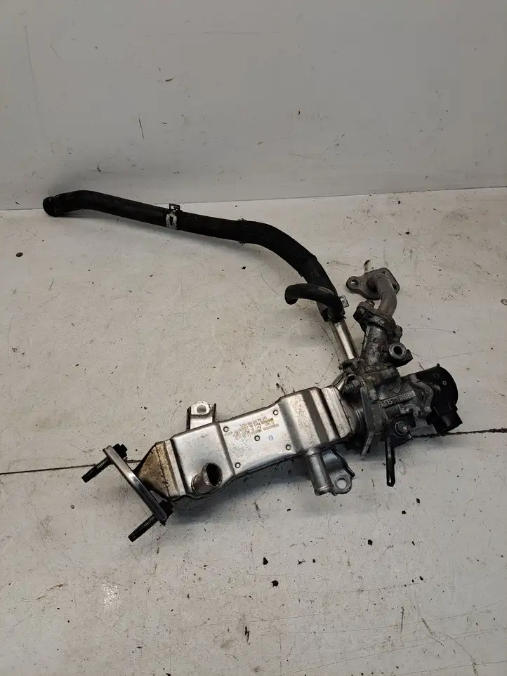 Toyota Prius (XW30) (2009 - 2015) 2562037120 Охладитель клапана EGR — фото 1