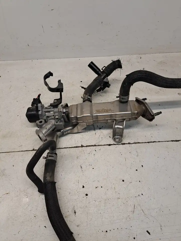 Toyota Prius (XW30) (2009 - 2015) 2562037120 Охладитель клапана EGR — фото 4