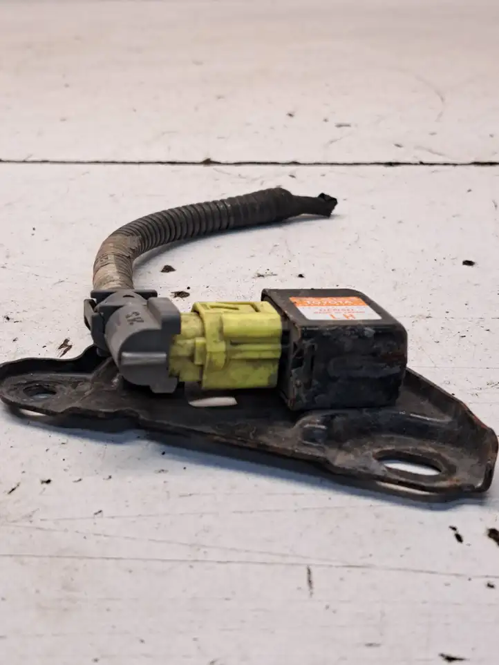 Toyota Prius (NHW20) (2003 - 2009) 8917447040 Датчик удара SRS — фото 4