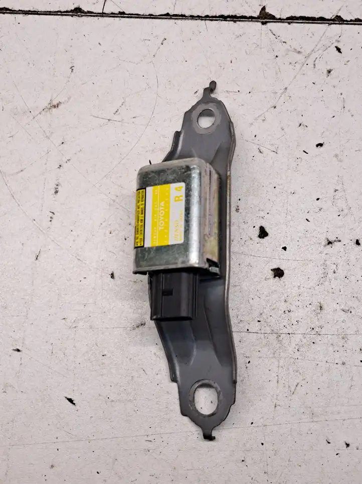 Toyota Prius (XW20) (2003 - 2009) 8983347030 Датчик удара SRS — фото 1