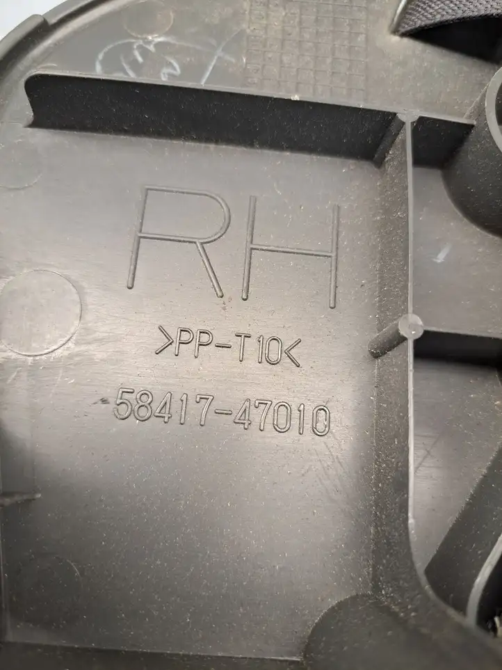 Toyota Prius (XW30) (2009 - 2015) 5841747010 Отделка лючка топливного бака — фото 7
