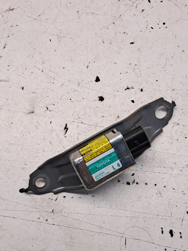 Toyota Prius (XW20) (2003 - 2009) 8983447020 Датчик удара SRS — фото 4