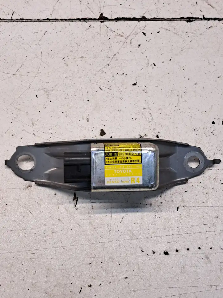 Toyota Prius (XW20) (2003 - 2009) 8983347030 Датчик удара SRS — фото 1