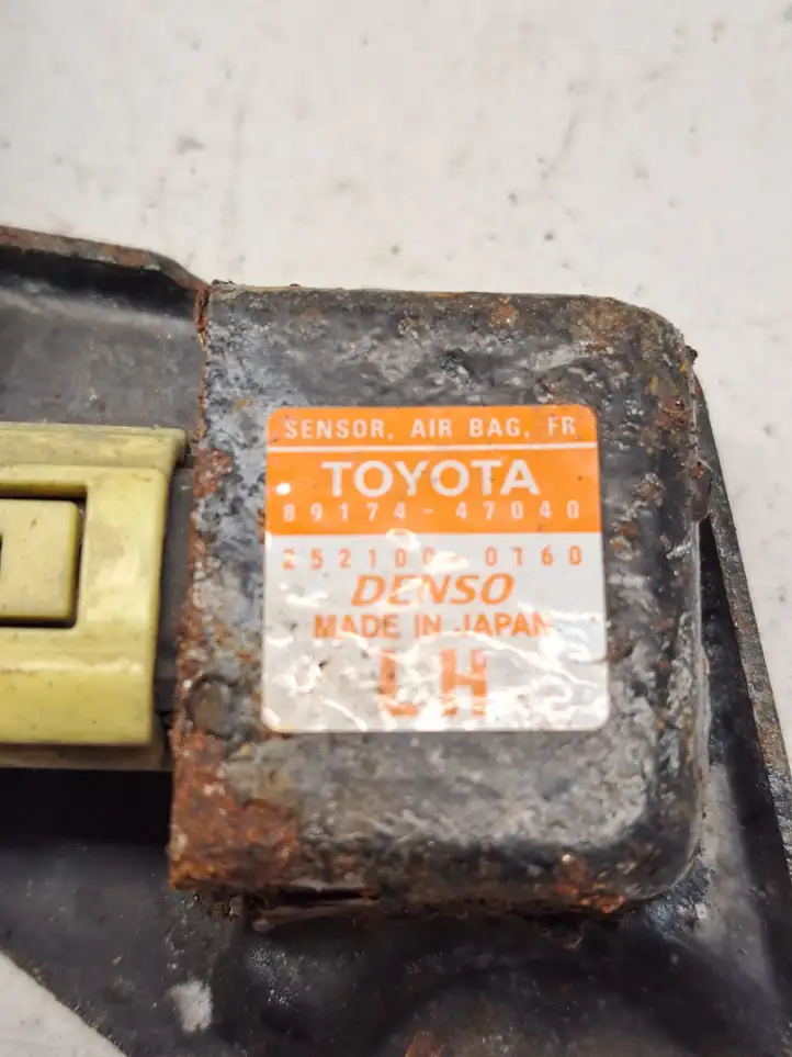 Toyota Prius (NHW20) (2003 - 2009) 8917447040 Датчик удара SRS — фото 3